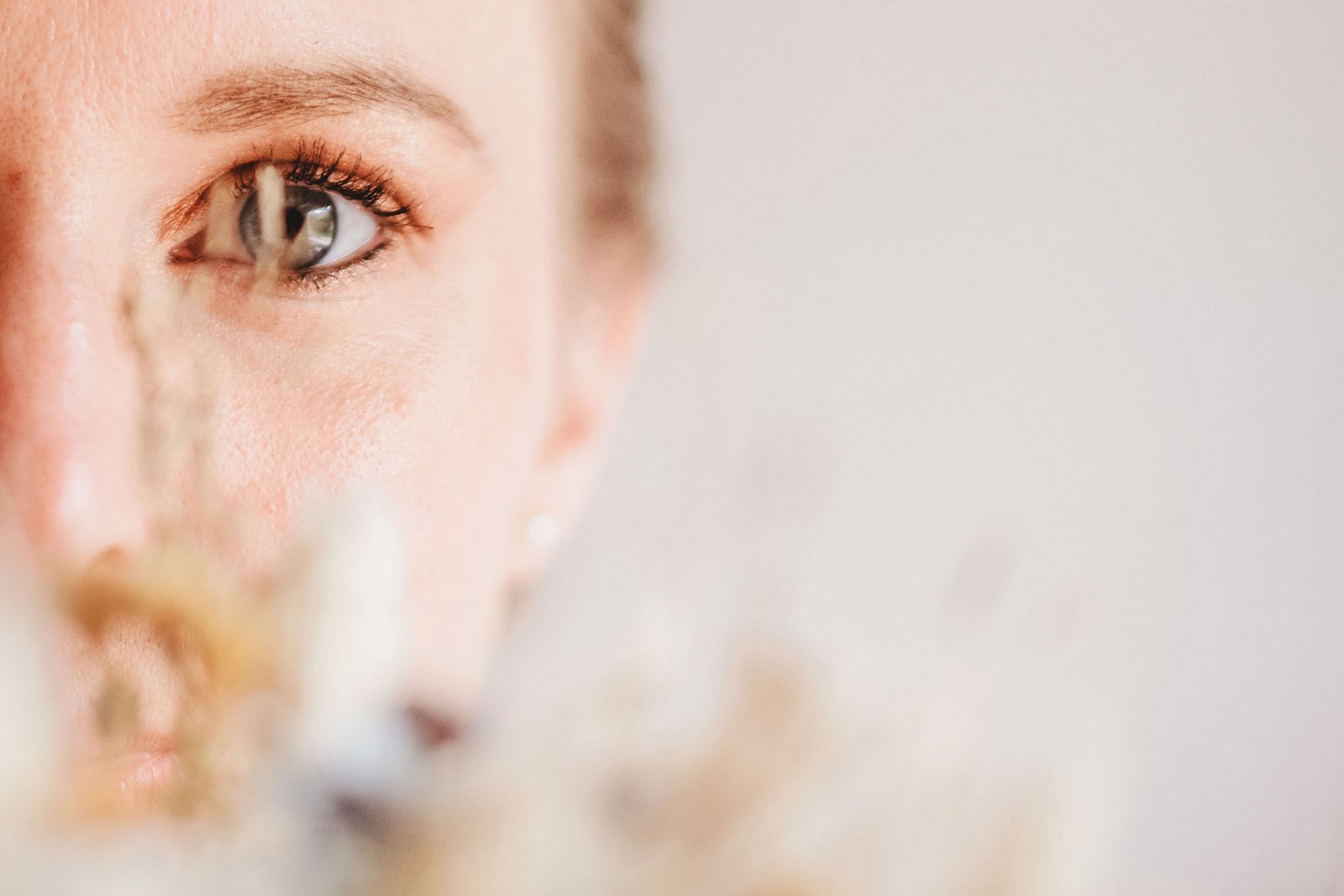Un regard plein d'émotion Portrait de la mariée et de son bouquet