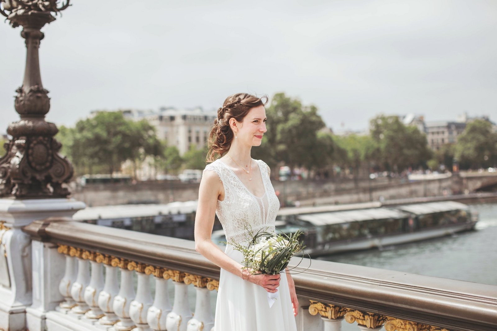 La mariée sur un pont parisien au-dessus de la Seine, découvrant son mari en costume élégant pour la première fois