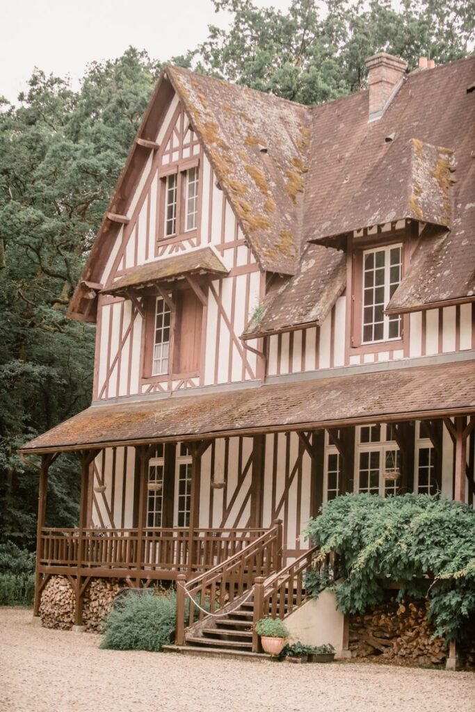Les batiments authentiques et pittoresque du manoir saint hubert à fontainebleau Manoir Saint Hubert en forêt de Fontainebleau, avec une cérémonie laïque en pleine nature, entourée de verdure et de tranquillité.