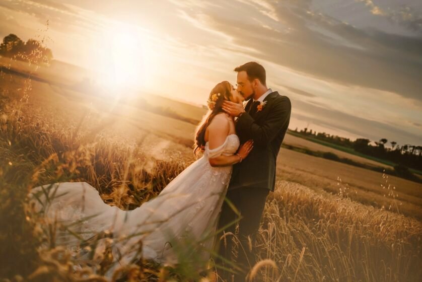 La poésie du coucher de soleil Couple de mariés dans un champ de fleurs au coucher du soleil près de Paris