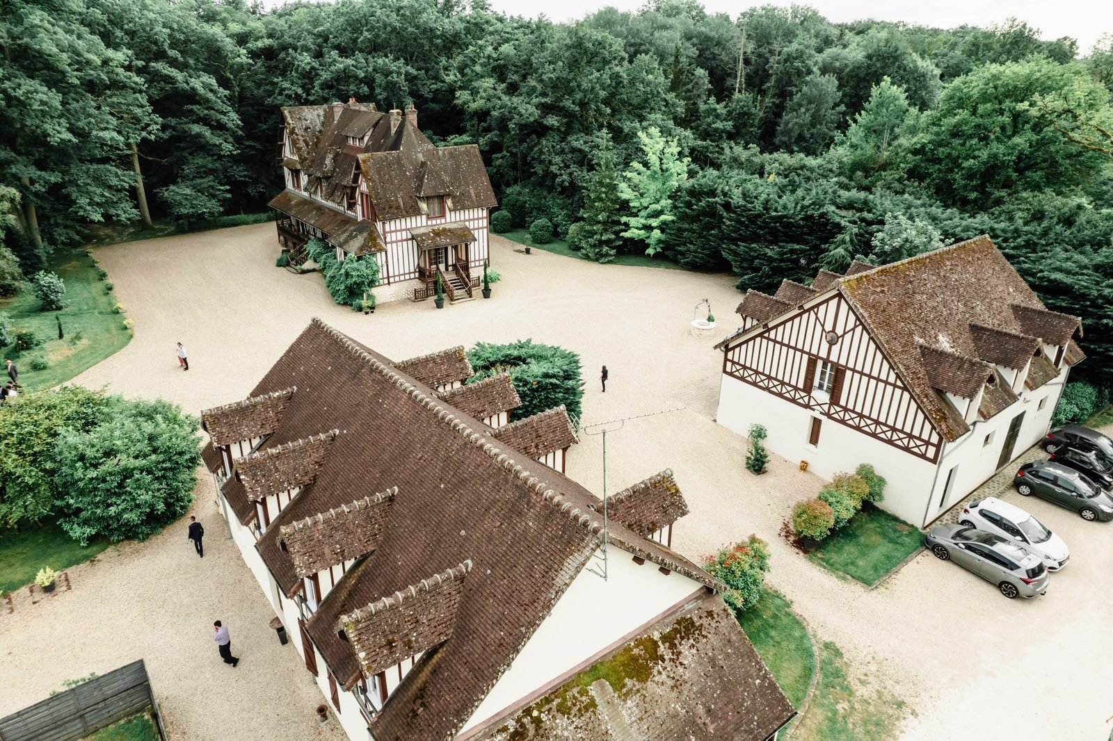 Cérémonie laïque en pleine nature : vue aérienne du Manoir Saint Hubert en forêt de Fontainebleau Vue aérienne du Manoir Saint Hubert en forêt de Fontainebleau, avec une cérémonie laïque en pleine nature, entourée de verdure et de tranquillité