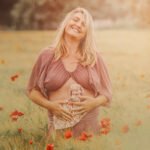 Séance photo grossesse dans les champs de fleurs