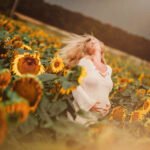 Séance photo grossesse dans les champs de fleurs