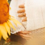 Séance photo grossesse dans les champs de fleurs